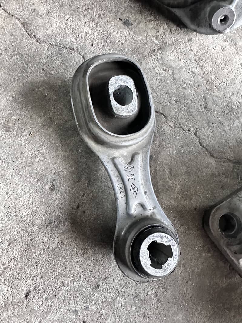 Nissan juke Engine mount 3