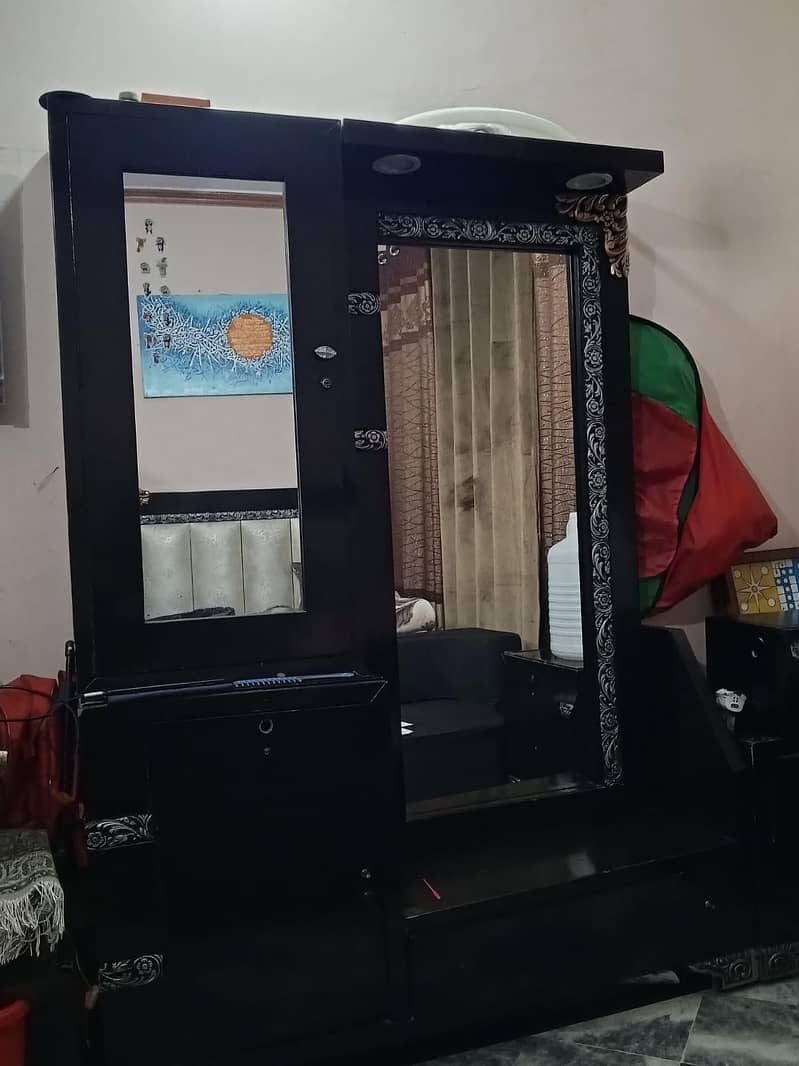 dressing with 2 side tables 0