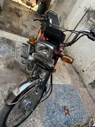 2025 model CD 70 number laga hua hai