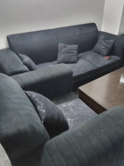 6 seater black sofa in excellent condition 3+2+1 and tv table