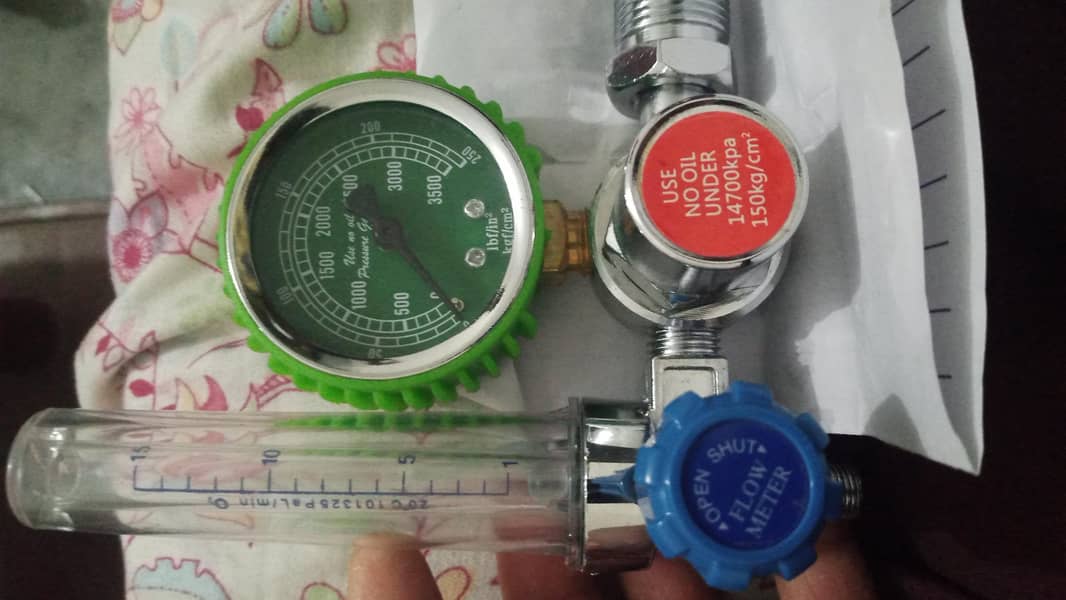 Nebulizer, suction unit, oxygen regulator and pulse oximeter 4
