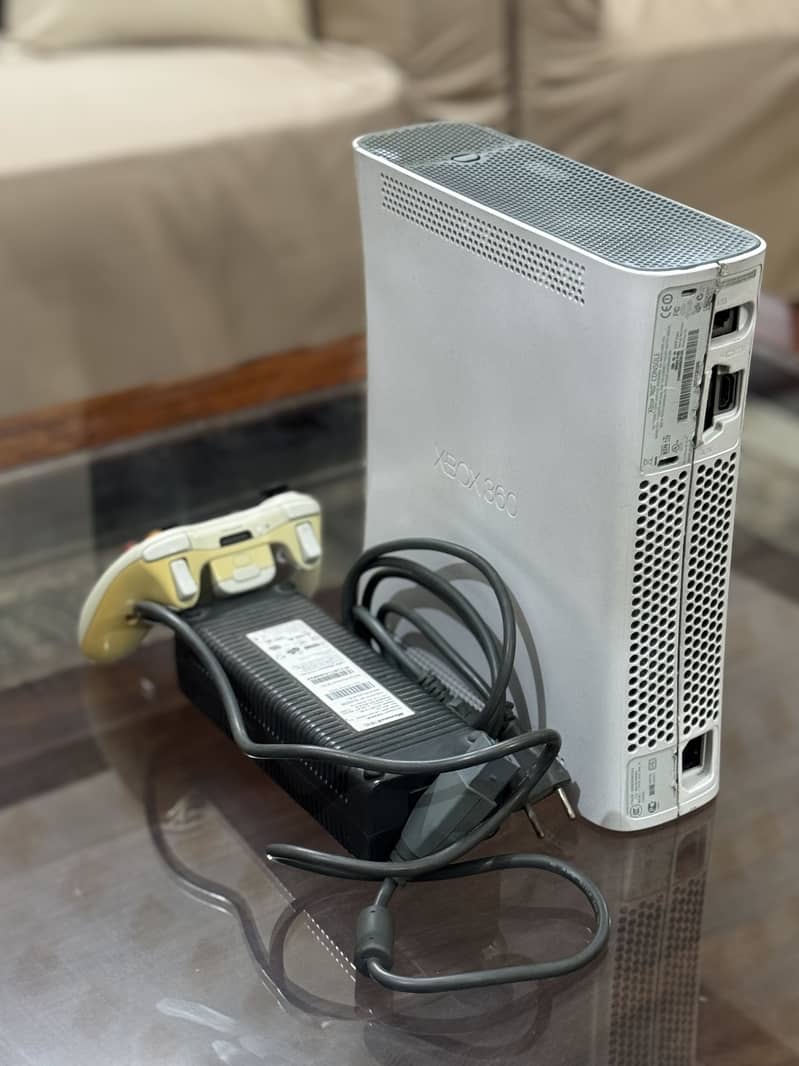 Xbox 360 with Single Wireless Controller 1