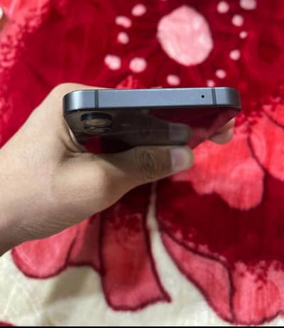 phone good hai 9 / 10 condition hai like new bs side pr thora colr fad