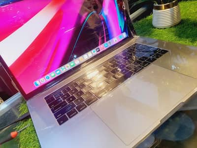 Macbook pro 2017 : i7 16 gb ram 512 gb