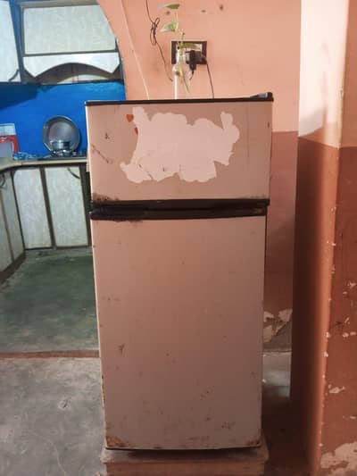 used fridge hai only leny waly e samny ay