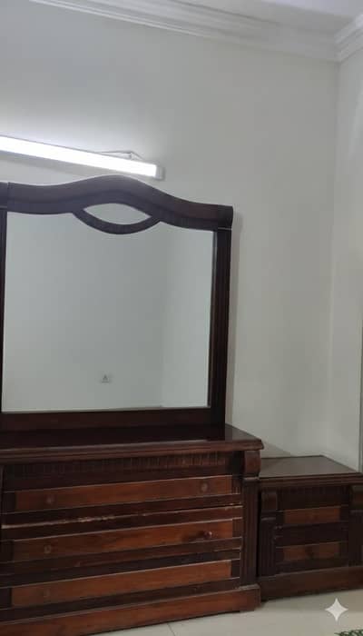 selling dressing table with 2 side tables in very thrift prices