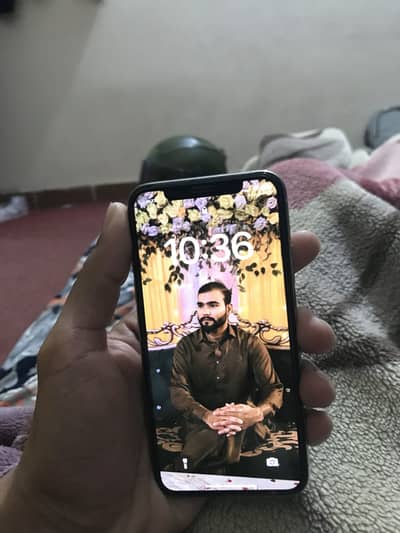 Iphone XS Urgent Sale Totally genuine Phone with battery health 70%