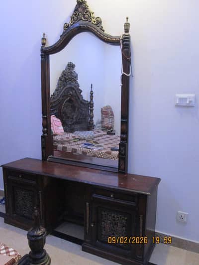 Traditional Chinyoti King Size Bed in Pure Sheesham with heavy Carving