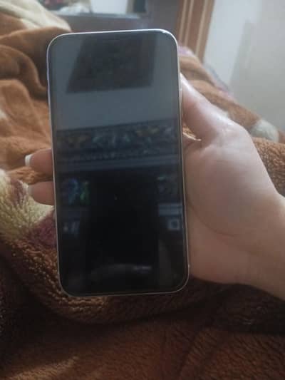 selling iphone 11 in white