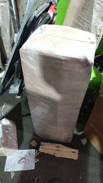 box packing ka lye lrke chye aur factory me kam k lye b chye