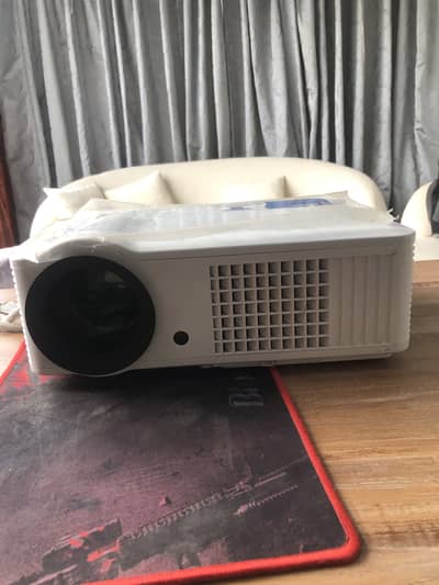 Projector aur Screen Sale – Like New Condition