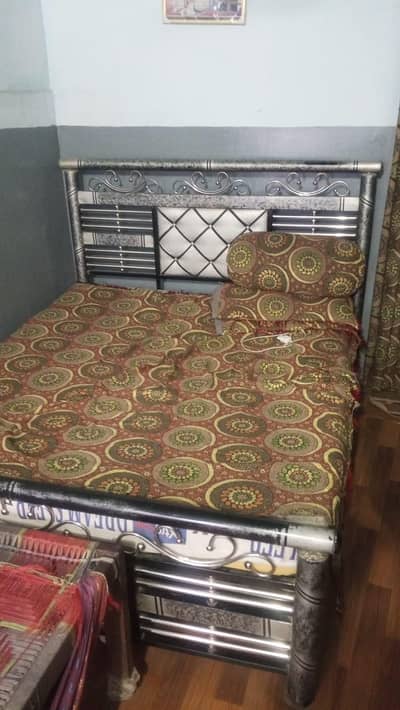 iron bed 6/5 size with mattress in Lalukhet details parhe 03112984471