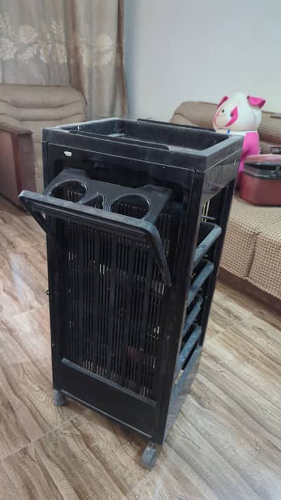 Salon Furniture for Sale – 2 Hydraulic Chairs + 2 Trolleys Description