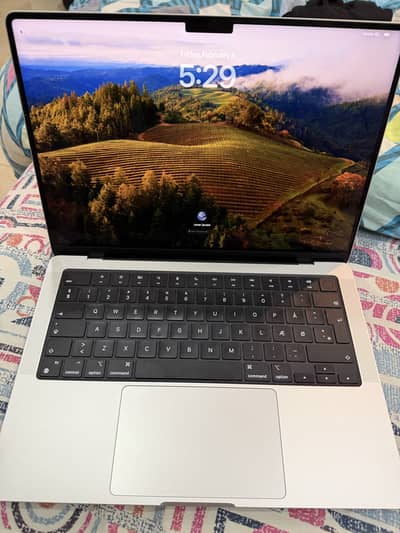 Macbook Pro M3 2023 8/512 gb 10/10 condition