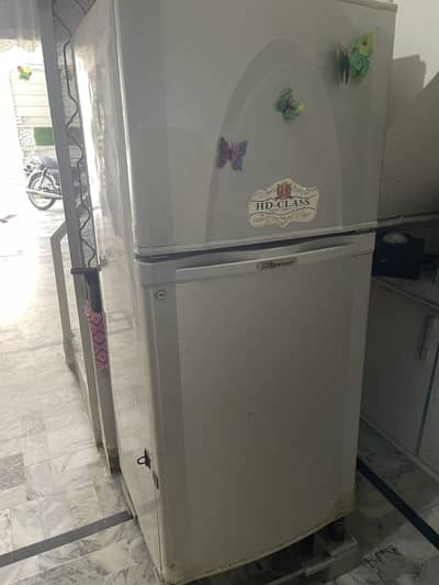 Dawlance fridge medium size in excellent working conditon