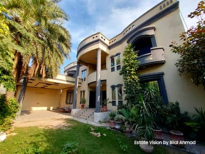 0321 86 10 688 Beautiful 25 Marla with 6bed basment servent quarter