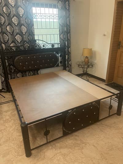 Iron Queen Bed in Excellent Condition