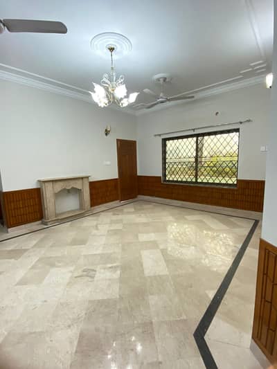 1 kanal Ground Portion 3 Bedrooms Attach Bathrooms DD lounge S. Gate