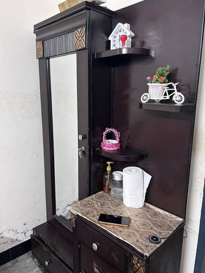 Dress table in good condition