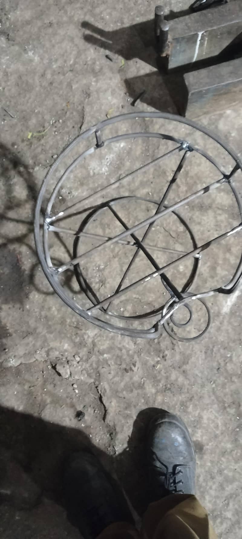 ایسا اسٹینڈ مضبوط آئرن پائپ اور آئرن راڈ (سریا) سے تیار کیا جاتا ہے۔ 2