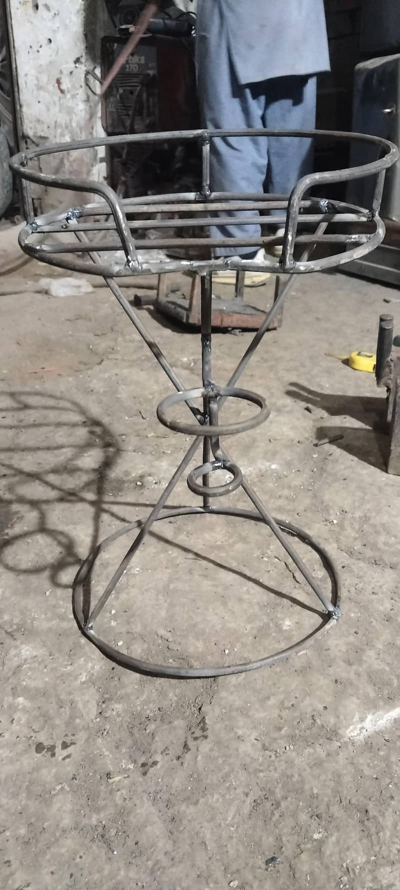 ایسا اسٹینڈ مضبوط آئرن پائپ اور آئرن راڈ (سریا) سے تیار کیا جاتا ہے۔ 3