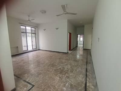 ONE KANAL BEAUTIFUL LOWER PORTION AVAILABLE FOR RENT IN DHA PHASE 3