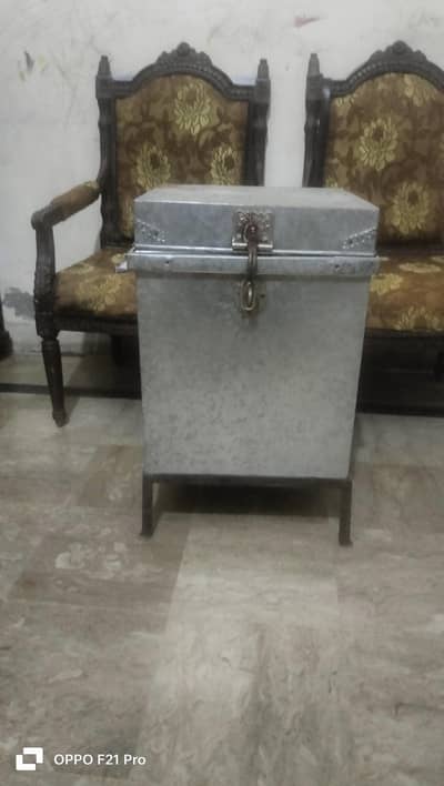 iron box+ stand for sale 3000