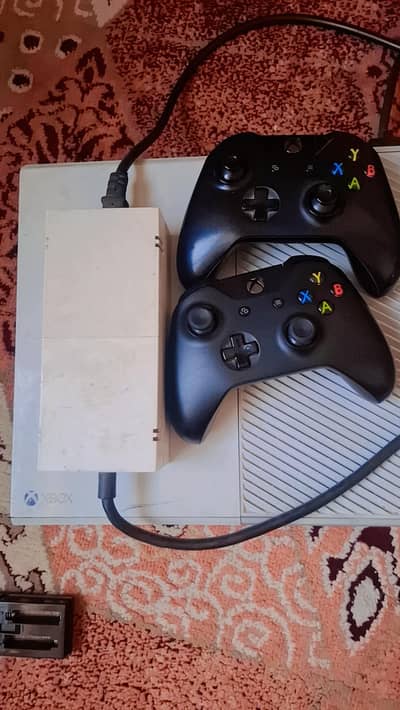 XBOX ONE CONSOLE WITH 2 CONTROLLERS AND POWER SUPPLY
