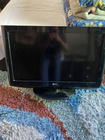 LG 32” LCD TV – Clean Display + Original Stand Home used