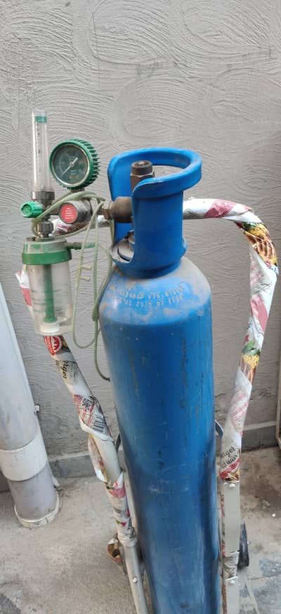 oxygen cylinder new with stand and instruments