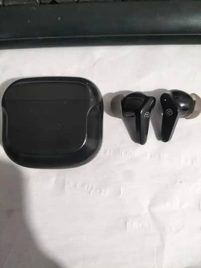 Quantum earbuds 1 year used Case not charging earbuds Ok