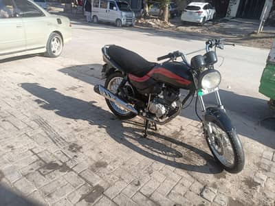Aoa selling Deluxe 125 at reasonable price better then 150cc and 125