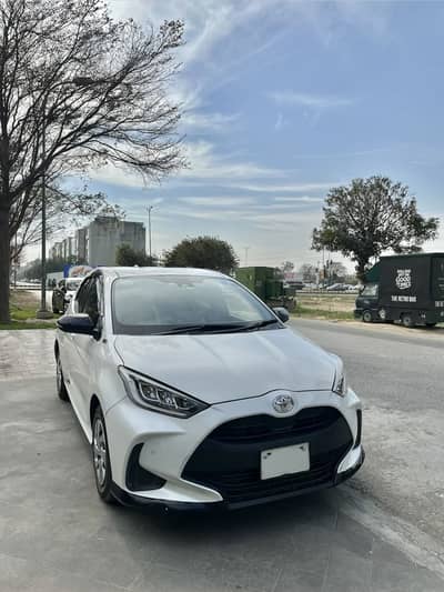 Toyota Yaris G-LED hatchback pearl white (limited edition)