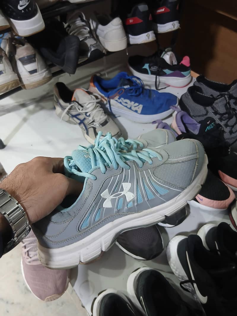 برانڈڈ جوتوں کا مکمل لاٹ فروخت کے لیے دستیاب 0