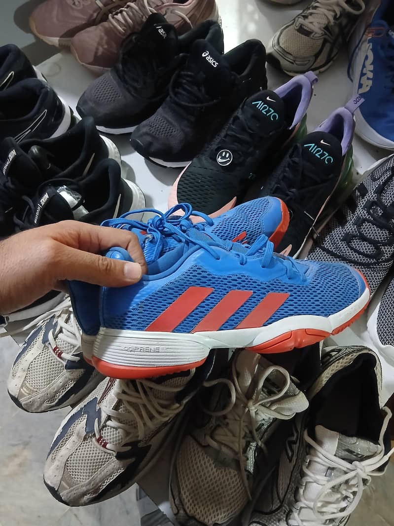 برانڈڈ جوتوں کا مکمل لاٹ فروخت کے لیے دستیاب 1