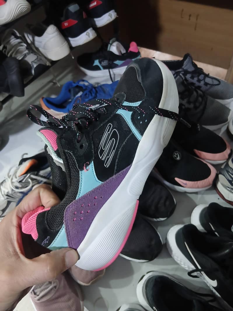 برانڈڈ جوتوں کا مکمل لاٹ فروخت کے لیے دستیاب 2