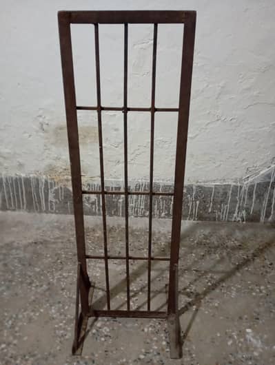 Used iron wicket stand-strong and stable-Negotiable