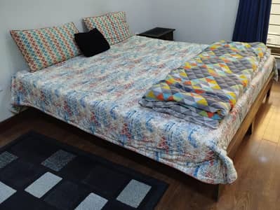 Double bed with side tablr