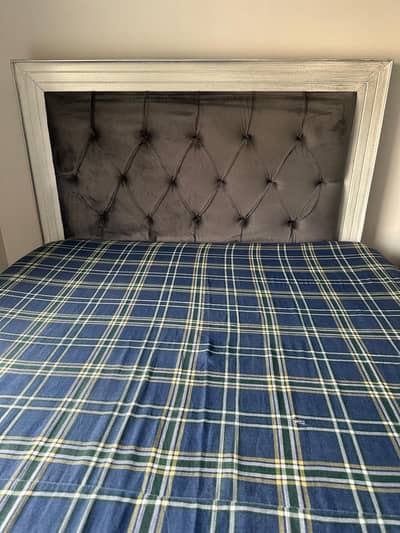 2 single beds 1 side table