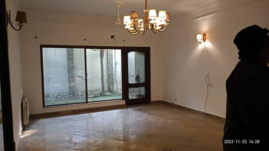 BEAUTIFUL HOUSE IN MAIN CANTT FOR RENT