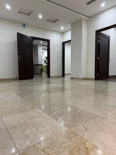 4600 SQ. FT. FLOOR FOR RESIDENTIAL/COMMERCIAL USE AT MAIN BEAULEVARD GULBERG FOR SALE