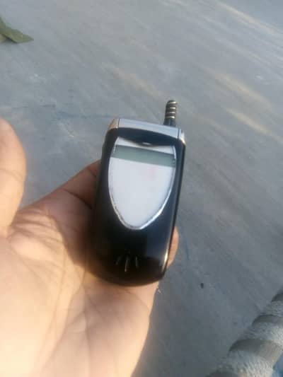 Motorola V60 flipping