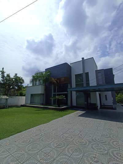 HOUSE AVAILABLE IN MAIN CANTT FOR SALE