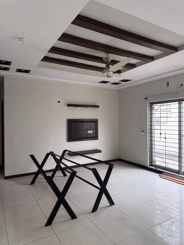 Upper portion with separate gate 3