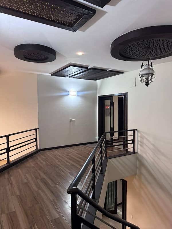 Upper portion with separate gate 5