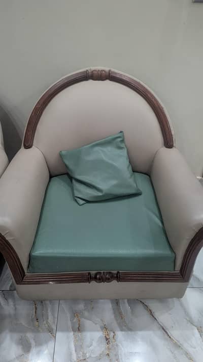 sofa set with table in good condition