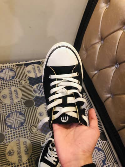 Mustang Canvas Low-Top Sneaker