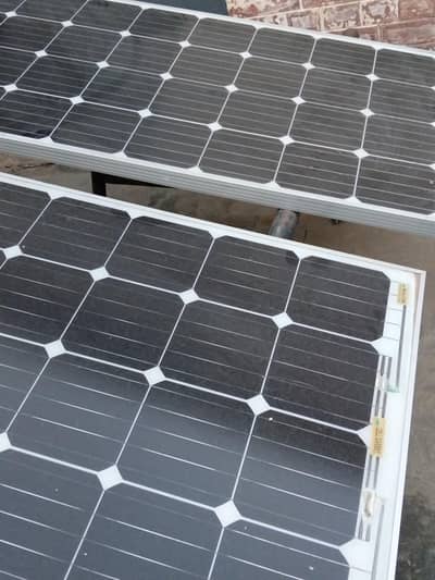 2 solar plates with heavy stand and controlr