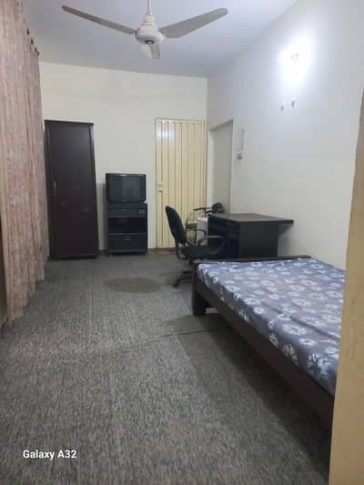Furnished room available in Gulberg 3 near Xinhua Mall and Hotel One