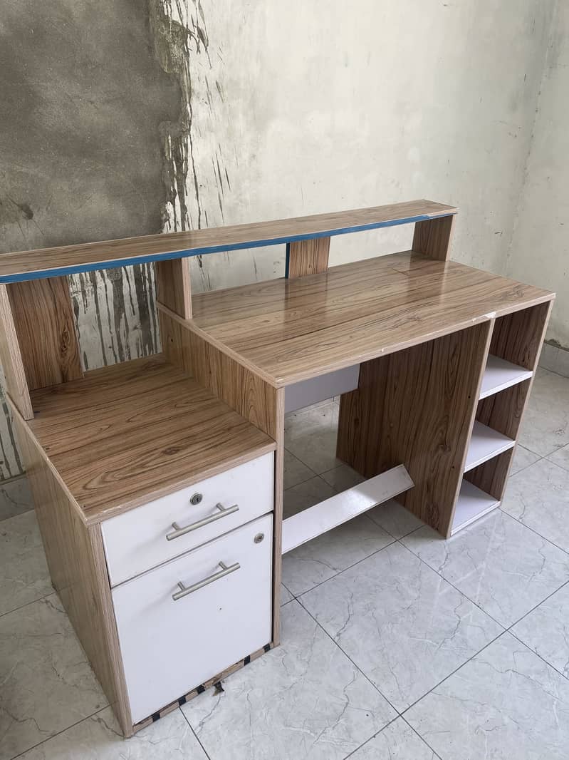 Study Table / Computer Table in Excellent Condition 0